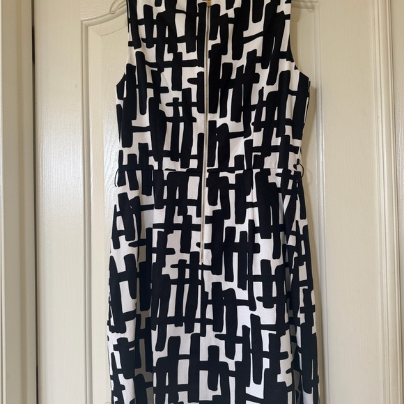 Tahari Arthur S Levine Dress Black White Dress Size 6P NWOT - Picture 4 of 4